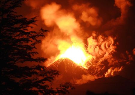 Извержение вулкана Льяйма в Чили