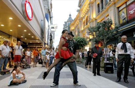 Аргентинские танцы танго на улице Буэнос-Айреса